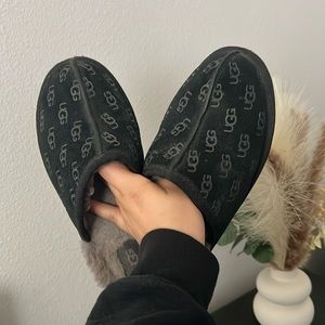 Women black Ugg slippers